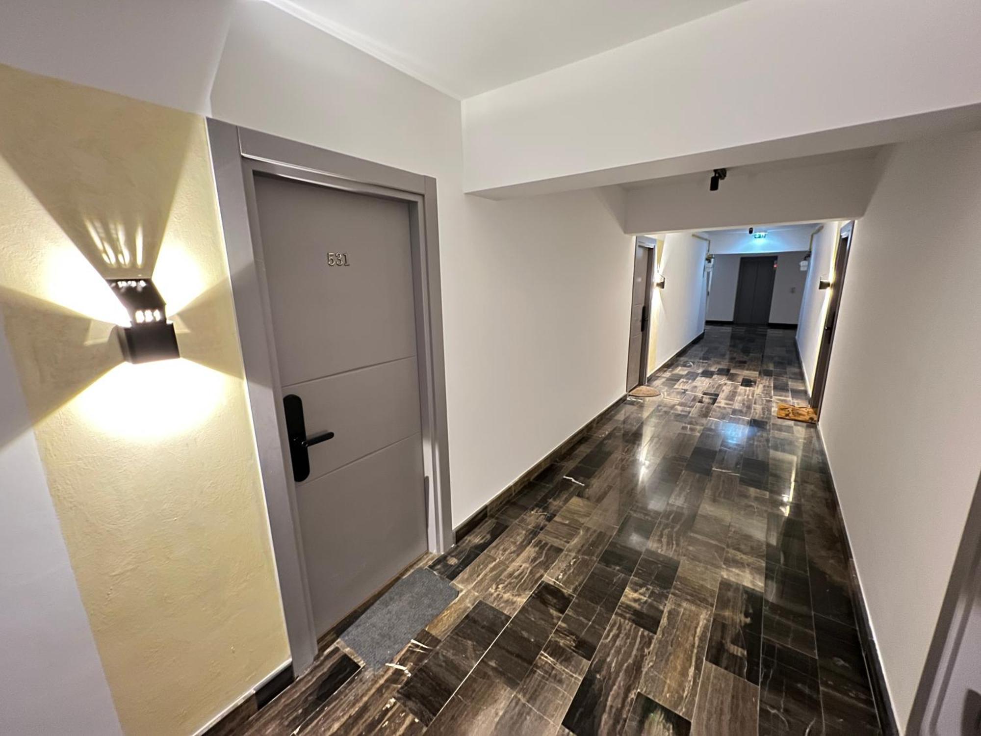 Airport Flyhub Chic Apartment Iasi Exteriör bild